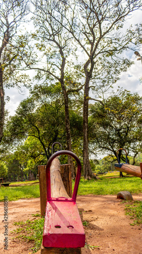 Gangorra no parque vazio, sem pessoas.
