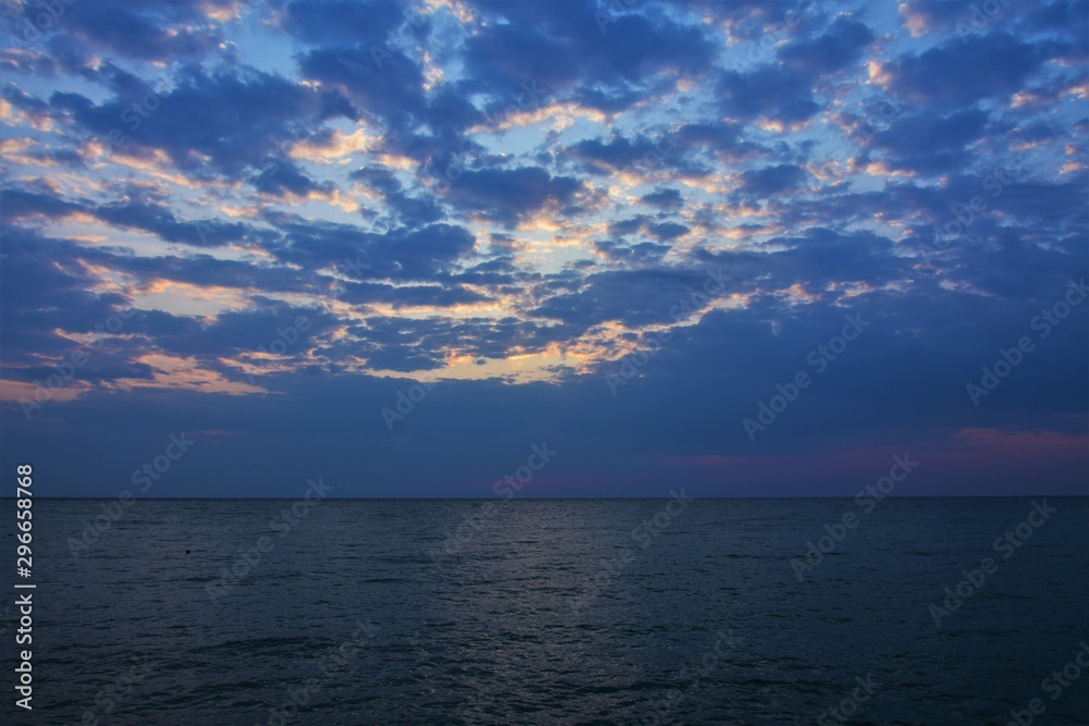 Obraz premium cloudy sky above the sea