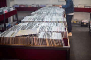 Fotobehang Muziekwinkel Man zoekt platen in lokale muziekwinkel  © rushay