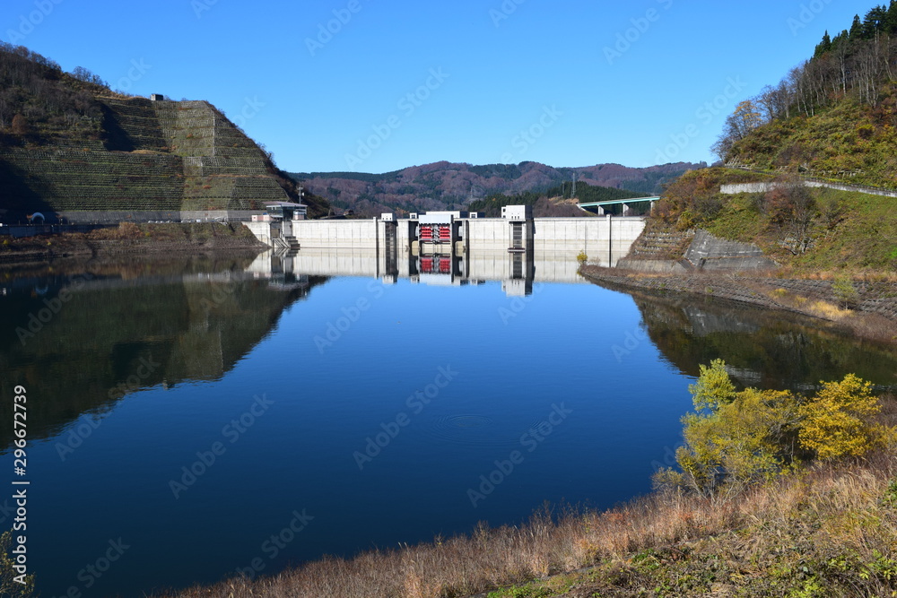 寒河江ダム ／ 山形県西川町にある、県内最大のダムです。ダムによって形成された人造湖は、月山より名を取って月山湖（がっさんこ）と命名され、財団法人ダム水源地環境整備センターが選定する、ダム湖百選に選ばれています。