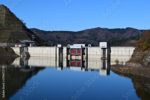 寒河江ダム ／ 山形県西川町にある、県内最大のダムです。ダムによって形成された人造湖は、月山より名を取って月山湖（がっさんこ）と命名され、財団法人ダム水源地環境整備センターが選定する、ダム湖百選に選ばれています。