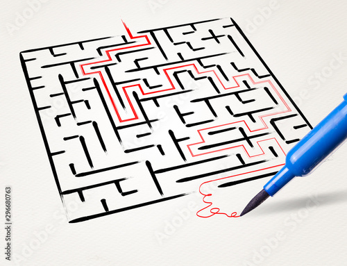Stationery drawing the exit way out from a labirynt