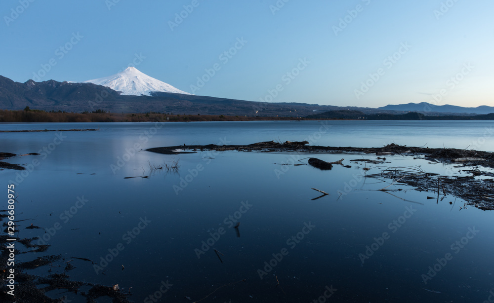 Atardecer sobre el lago y volcan Villarrica