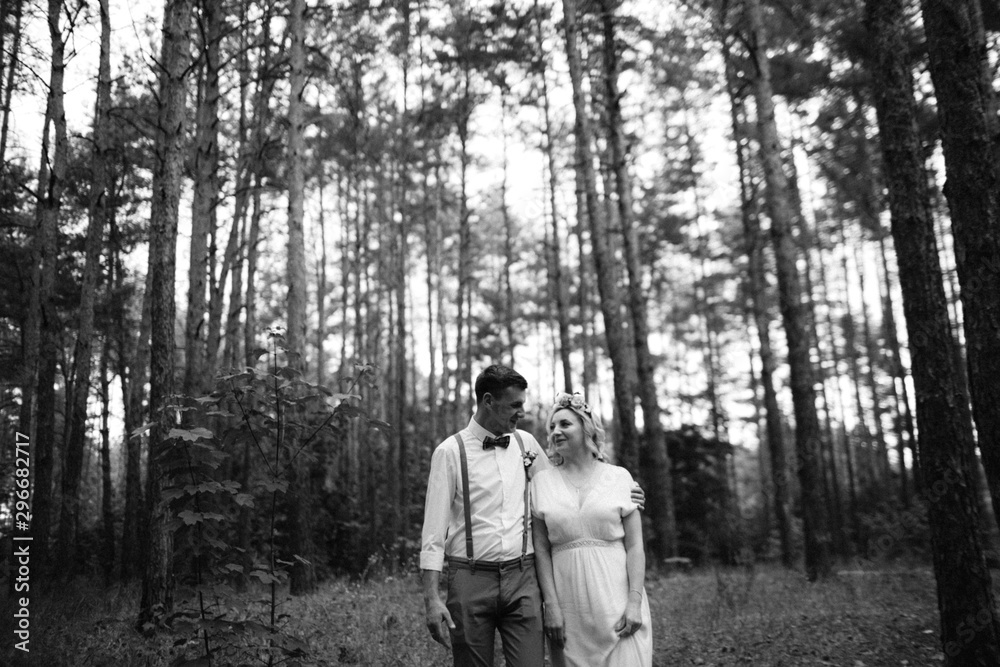 Fototapeta premium Beautiful wedding couple in a forest