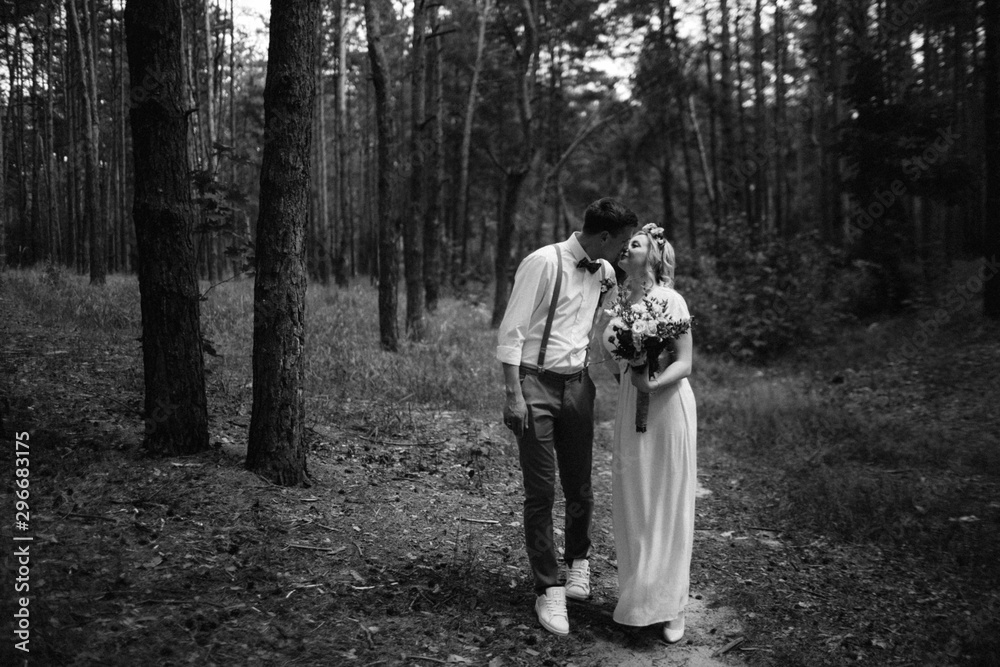 Fototapeta premium Beautiful wedding couple in a forest