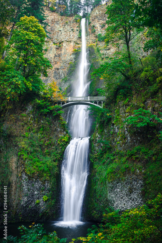 Fototapeta premium Piękny kaskadowy wodospad Multnomah Falls z malowniczym kamiennym mostem