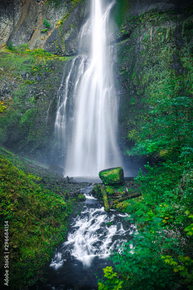 Obraz premium Bottom of Multnomah Falls Waterfall with Long Exposure Water on Rocks