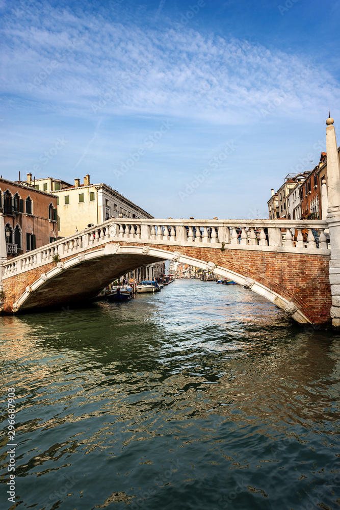 Obraz premium Venice, the Ponte delle Guglie (bridge of the spires - 1580) over the Cannaregio canal of the Venetian lagoon. UNESCO world heritage site, Italy, Europe
