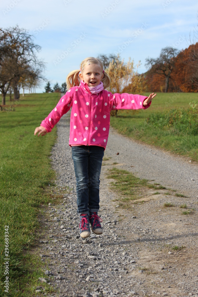 Im Herbst - Mädchen springt in die Luft Im Herbst - Mädchen springt in die Luft