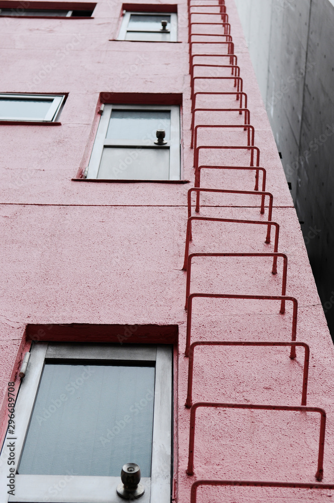 ピンク色に塗装した非常階段