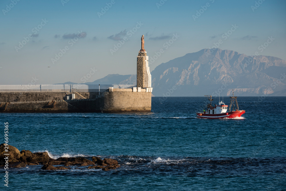 Un barco pesquero saliendo del puerto de Tarifa, Cádiz, Andalucía, España