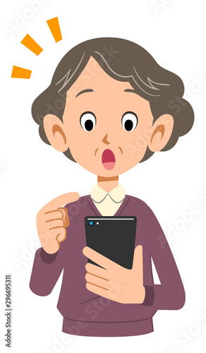 携帯電話を操作するシニアの女性の気づき