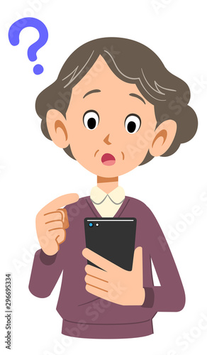 携帯電話を操作するシニアの女性の疑問