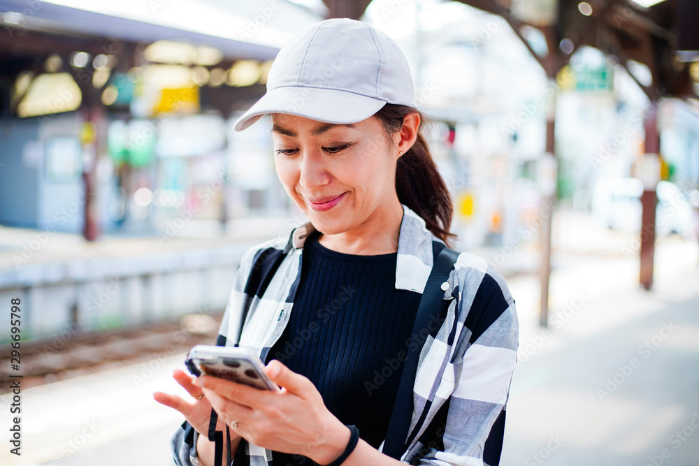 電車・スマホ・女性