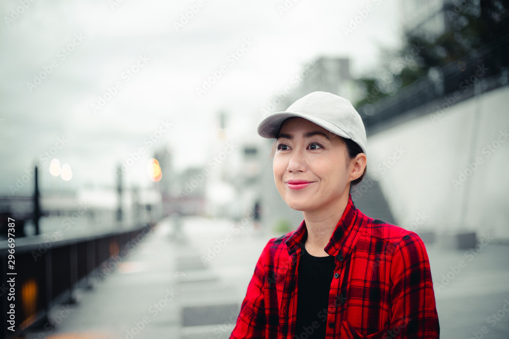 女性・街並み 女性・街並み