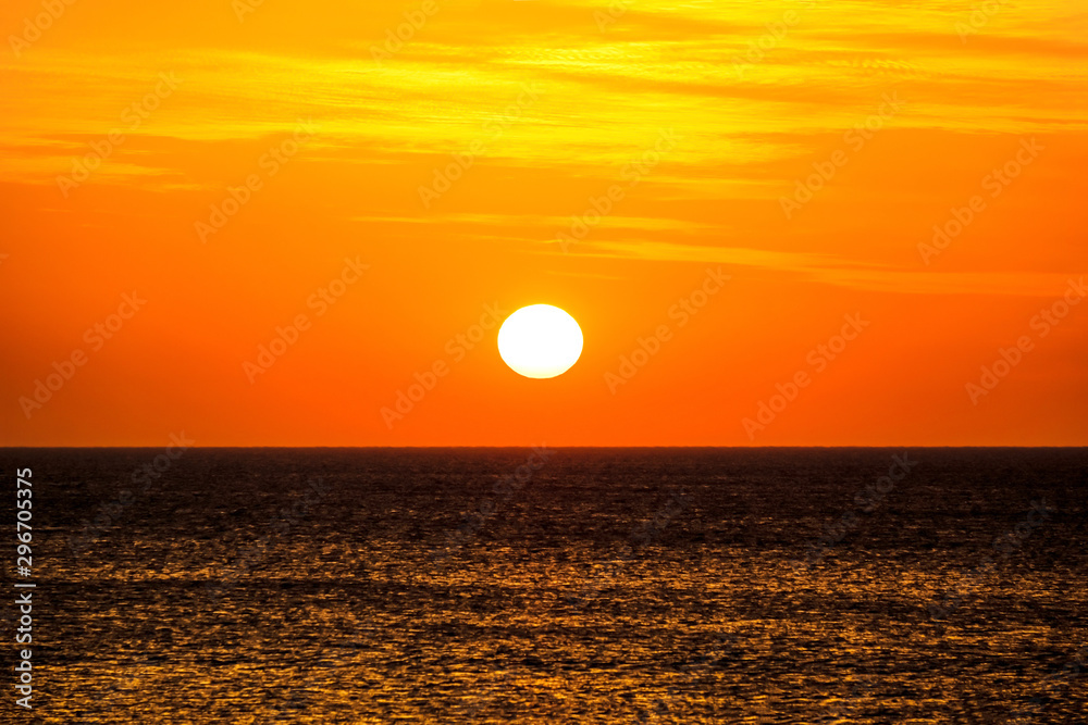 Romantische Abendstimmung: Traumhafter gelb-roter Sonnenuntergang über dem Meer