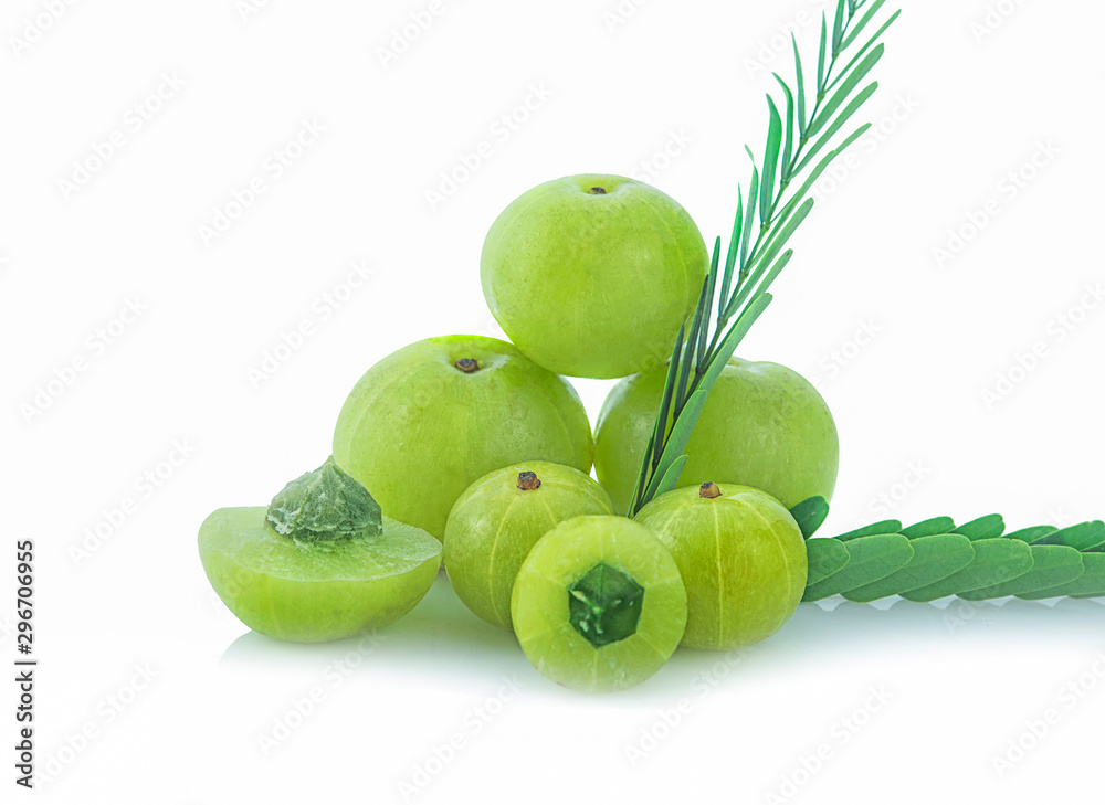 Obraz premium fresh indian gooseberry isolated on white background