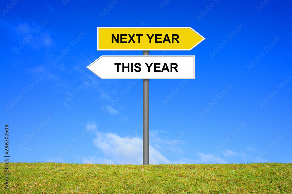 Schild Wegweiser zeigt Dieses Jahr und Nächstes Jahr