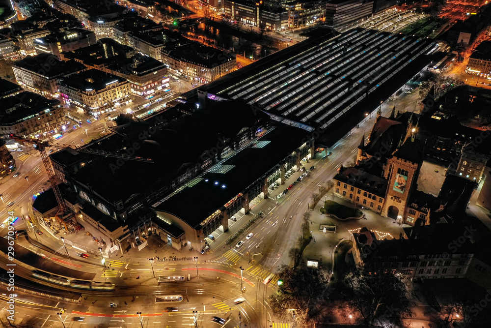Obraz premium Hauptbahnhof bei Nacht Luftaufnahme.