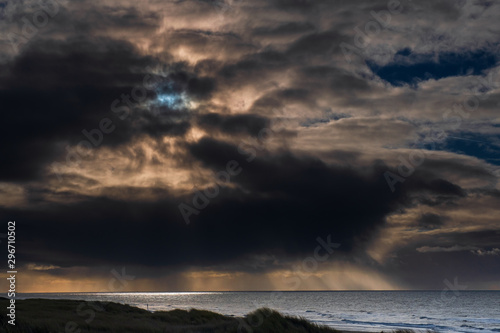 Dramatische Wolkenbildung   ber der Nordsee bei Egmond aan Zee NL