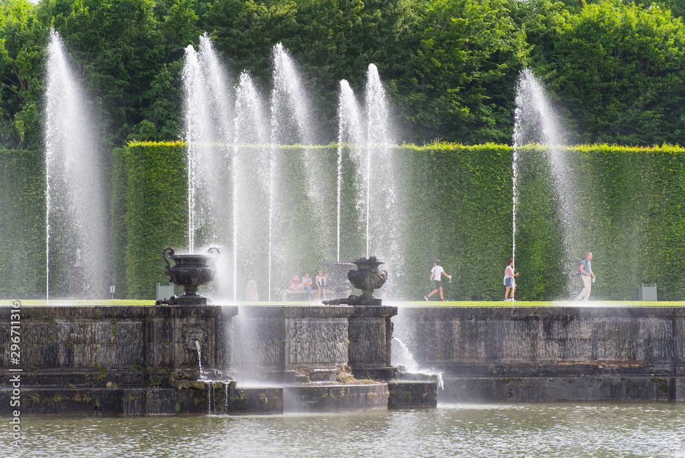 Fontaines et jets d'eau aux jardins de Versailles. Les fontaines du jardin de Versailles. Fontaines des jardins de Verailles