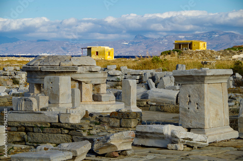 Antike und historische Tempel Ruinen mit Säulen und Mauern auf Museum Insel Ausgrabungsstätte Delos in Griechenland im Ägäischen Meer mit Apollon Heiligtum photo