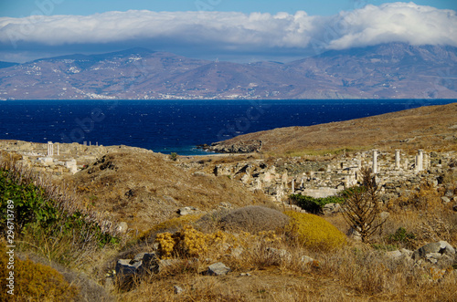 Antike und historische Tempel Ruinen mit Säulen und Mauern auf Museum Insel Ausgrabungsstätte Delos in Griechenland im Ägäischen Meer mit Apollon Heiligtum photo