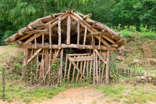 une vieille cabane en bois médiévale du moyen-âge