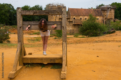 Une femme dans un carcan. Une fille au pilori. Torture au Moyen-âge. Une condamnée exposée. Justice médiévale. photo