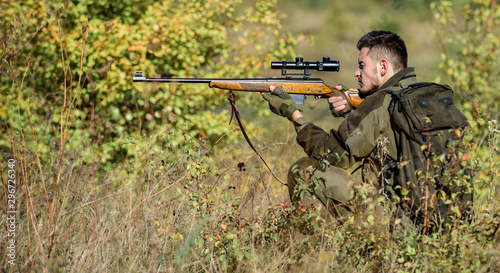 Fotografi Man wear camouflage clothes nature background