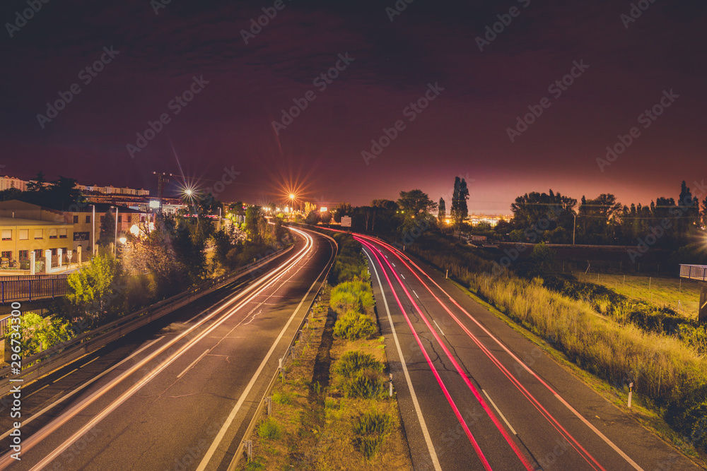 carretera de noche con destellos de luz de los coches