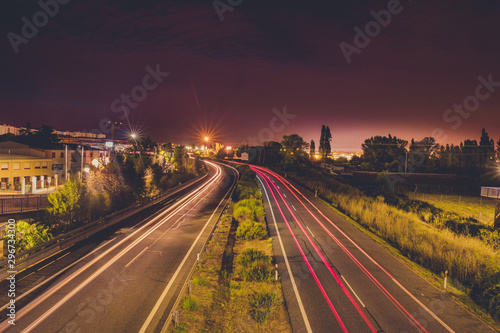 carretera de noche con destellos de luz de los coches © miguel