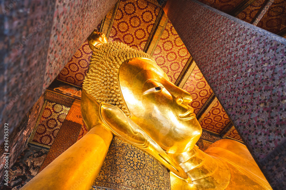 Wat Pho reclining gold buddha statue.