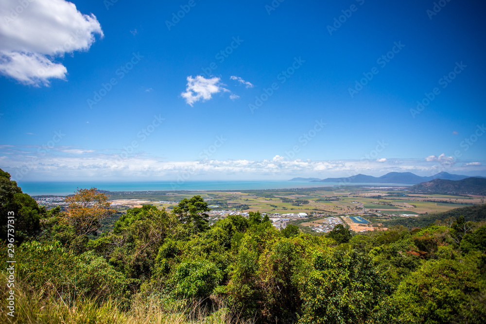 Landschaft mit Wald, Wiese und Häusern Landschaft mit Wald, Wiese und Häusern