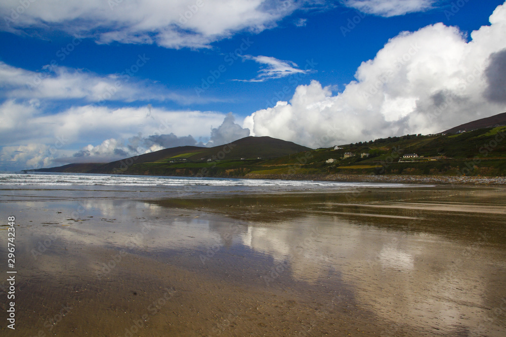 Strand und Meer mit Bergen