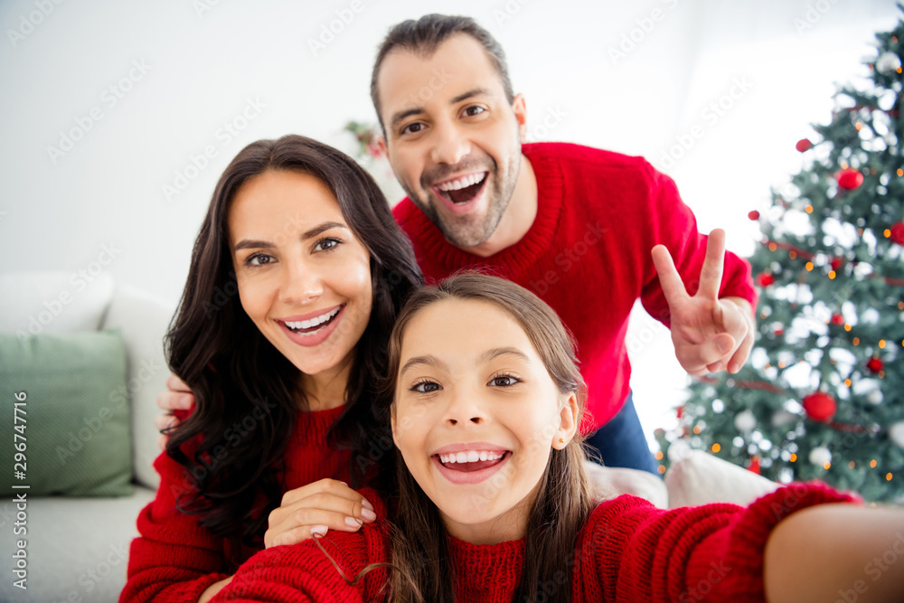 Self-portrait of three nice attractive lovely cute positive optimistic cheerful cheery glad excited family celebrating enjoying leisure showing v-sign in decorated light white interior living-room Self-portrait of three nice attractive lovely cute positive optimistic cheerful cheery glad excited family celebrating enjoying leisure showing v-sign in decorated light white interior living-room
