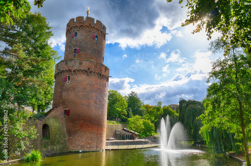 Teich und Turm in einem Stadtpark in Nijmegen