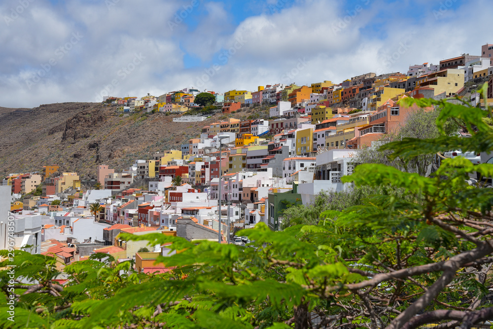 Obraz premium bunte Häuser an Berghang in San Sebastian / La Gomera