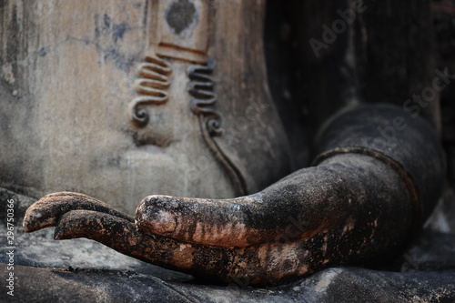 Dettaglio sulla mano del Buddha in pietra, scultura, arte sacra in Thailandia, Ayutthaya