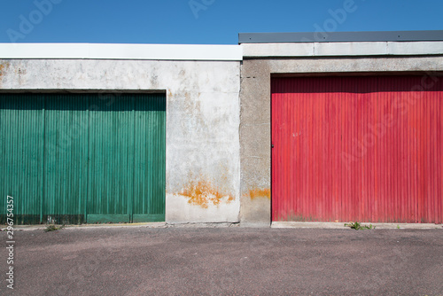 une porte verte et une porte rouge de vieux garages © david
