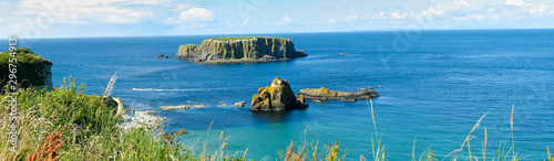 Cuadro en lienzo Panoramic view of Rocky islands on the turquoise ocean, cliffs of Northern Irela