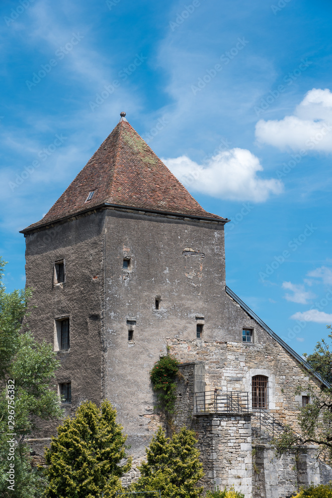 une vieille tour de château médiéval