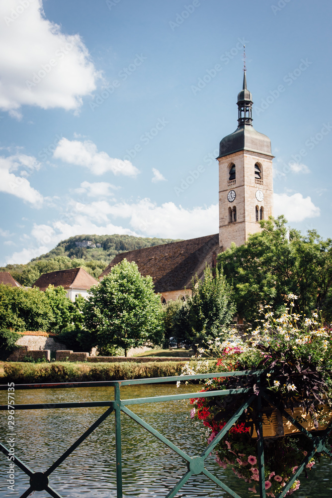 une église jurassienne. Une église dans le Jura. Un village du Jura. Un