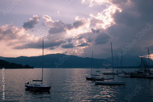 bateaux sur le lac Majeur en Italie avec un coucher de soleil sur un ciel nuageux