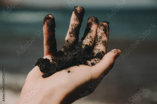 czarny piasek na dłoni