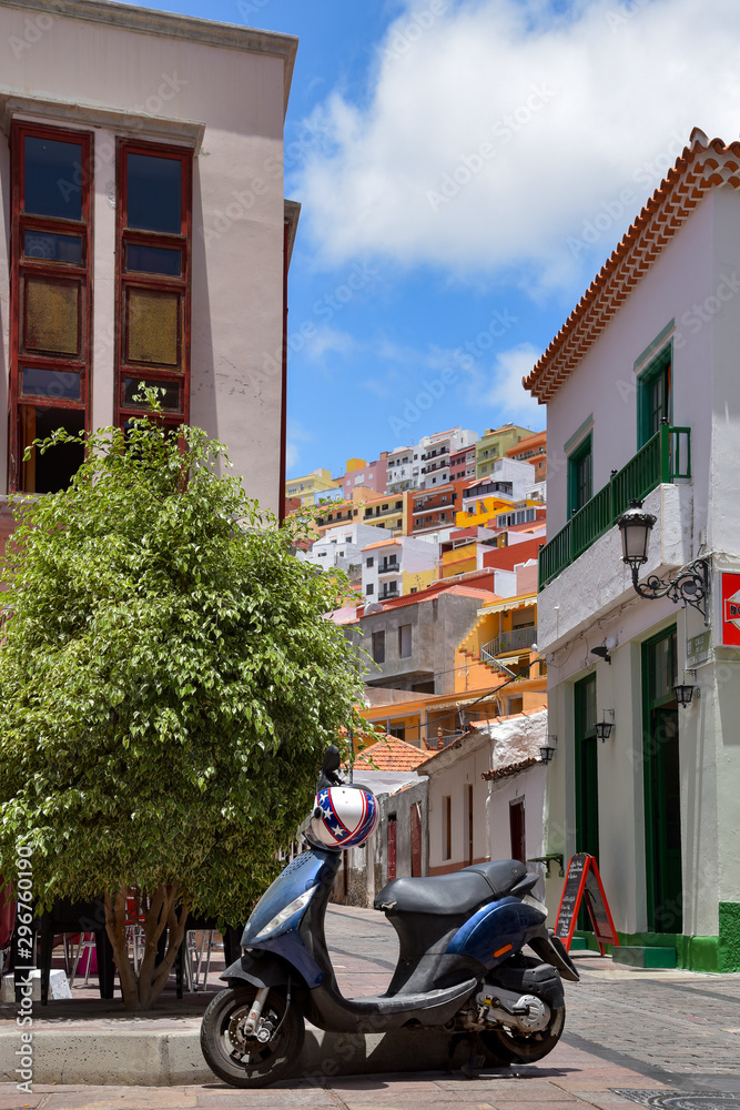 Motorroller und bunte Häuser in San Sebastian / La Gomera