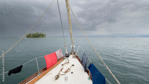 Sailing boat with clothes hanging to dry at the palm trees island on San Blas Islands, Panama © Elsa Fraga