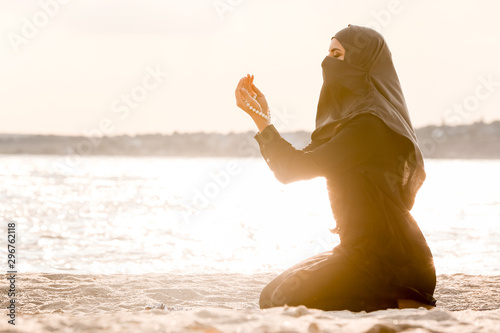 Beautiful Muslim woman pray...