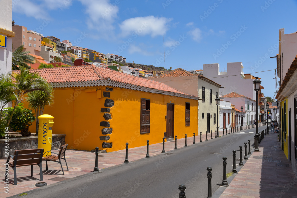 Fototapeta premium historische Häuser in der Altstadt von San Sebastian / La Gomera