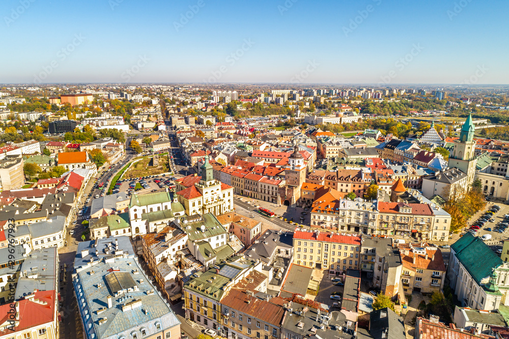 Lublin z lotu ptaka. Ratusz, Brama Krakowska i stare miasto widziane z powietrza.  